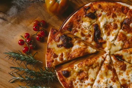 Frisch geschnittene Pizza auf einem Holzbrett